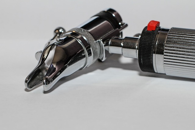 Esame del naso con speculum nasale