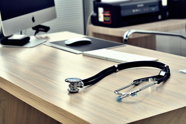 Scrivania di studio medico con stetoscopio